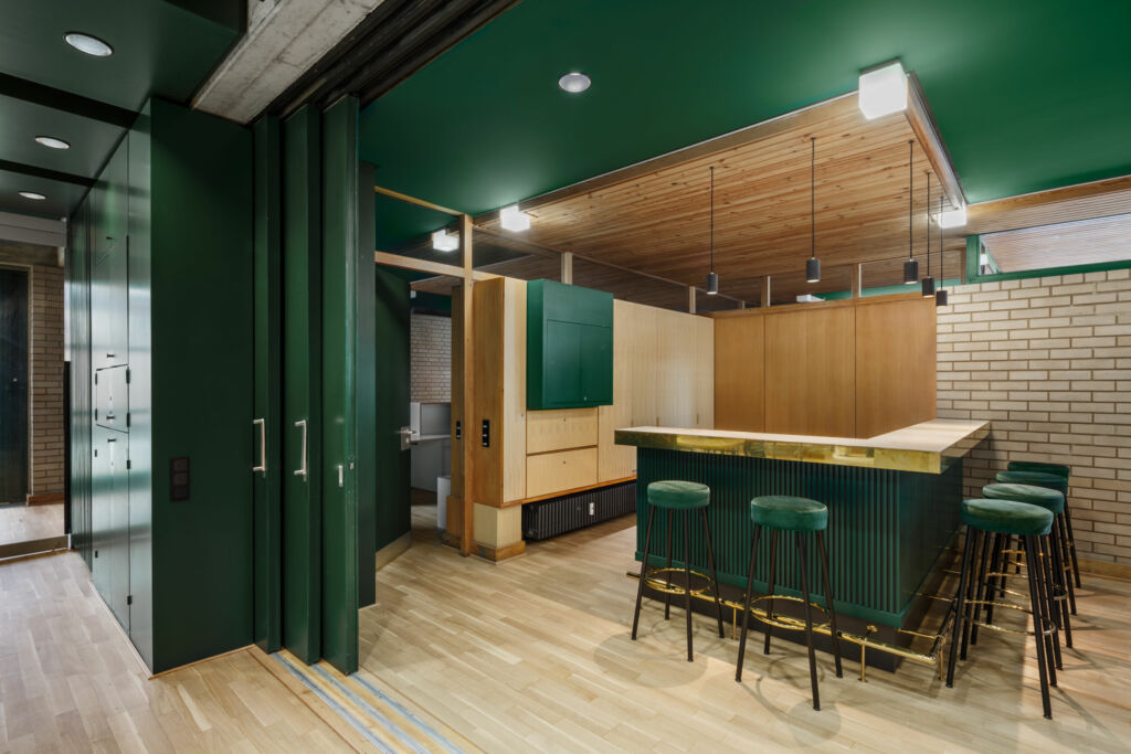 Neue Arbeit im alten Gemeindehaus 2 Geschlossen wirkt die neue Küchenfront unscheinbar, weil sie sich über Materialien und Farben in den Bestand einfügt.