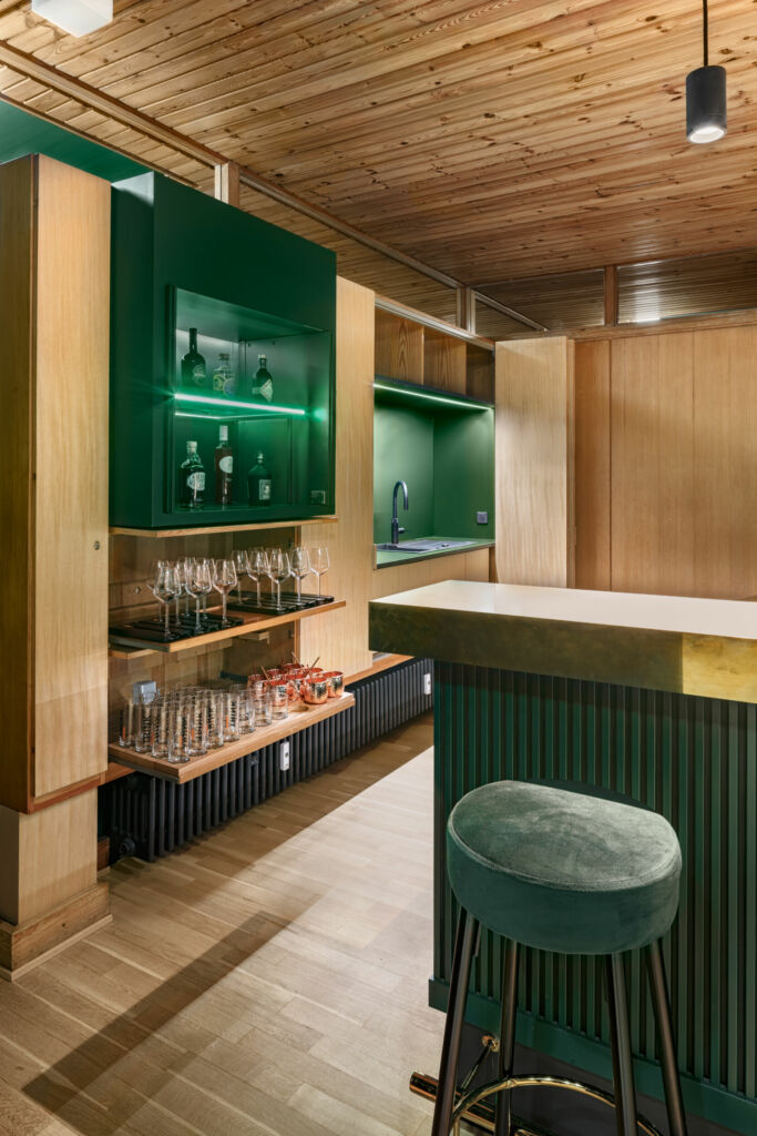 Neue Arbeit im alten Gemeindehaus 6 Geschlossen erscheint
ein Teil der Küchenzeile als schlichter Wandschrank.
Geöffnet offenbart dieser
Bereich Spülbecken, Arbeitsfläche, Regale und Schubladen.