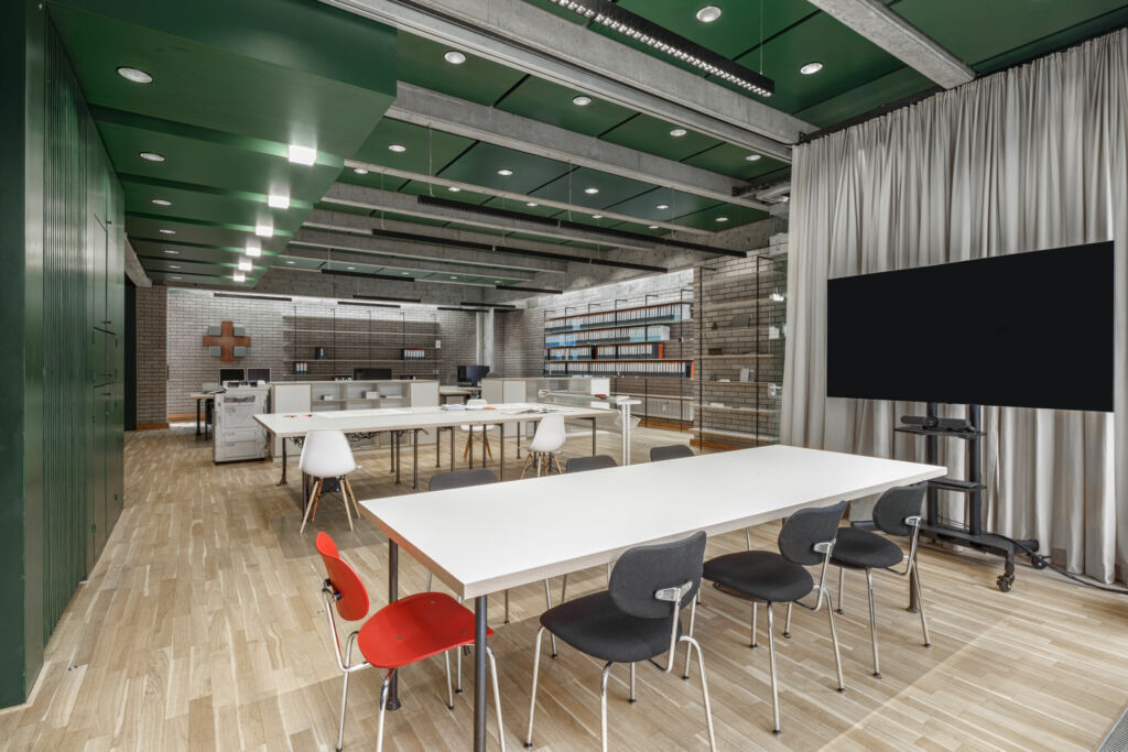 Neue Arbeit im alten Gemeindehaus 4 Ein Teil des Großraums kann mit mobilen Glastrennwänden
abgetrennt werden, ohne an Großzügigkeit zu verlieren.