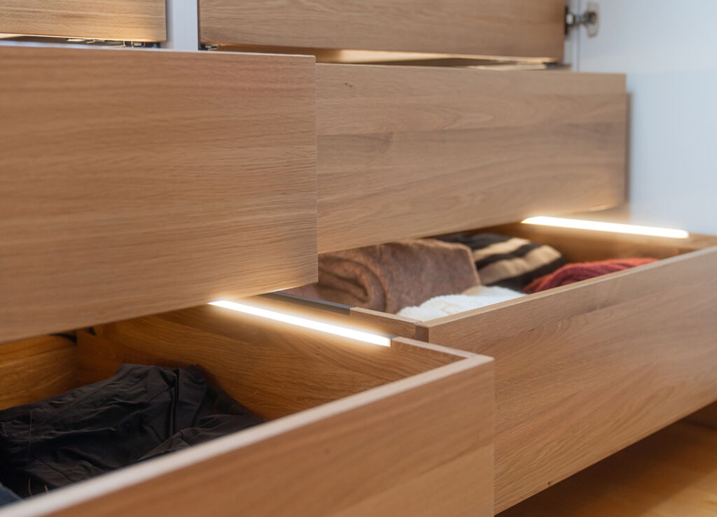 Alle Leuchten im Schrank? 2 Beim Öffnen beleuchten die in der Zarge integrierten LED-Lichtleisten von Hettich den Inhalt der Holzschubkästen.