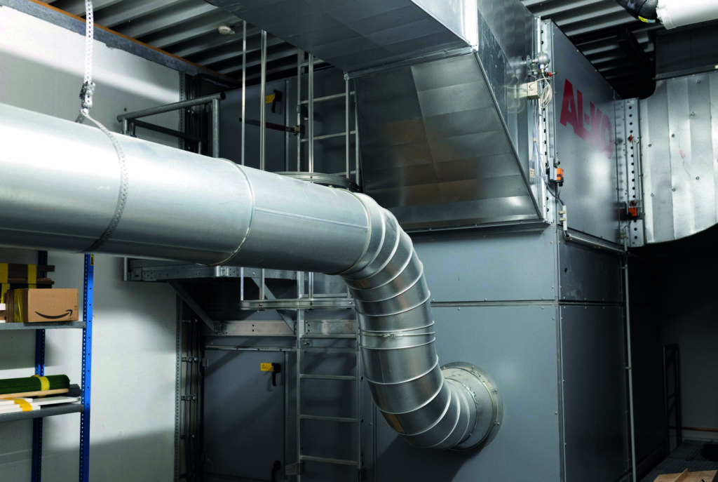 Saubere Luft für saubere Arbeit 2 Eine AL-KO-Profi Jet, ausgelegt für ein Luftvolumen von 30.000m³/h und im Gebäudeinneren installiert, sorgt im Showroom für konstant saubere Luft - energieeffizient und leise.