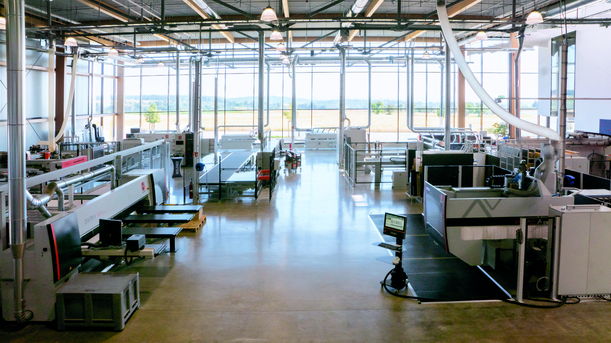 Im Showroom von Holz-Her in Nürtingen erleben Besucher auf 1.500m² das umfassende Portfolio der Maschinen zur Holzbearbeitung, für das der Hersteller bekannt ist.