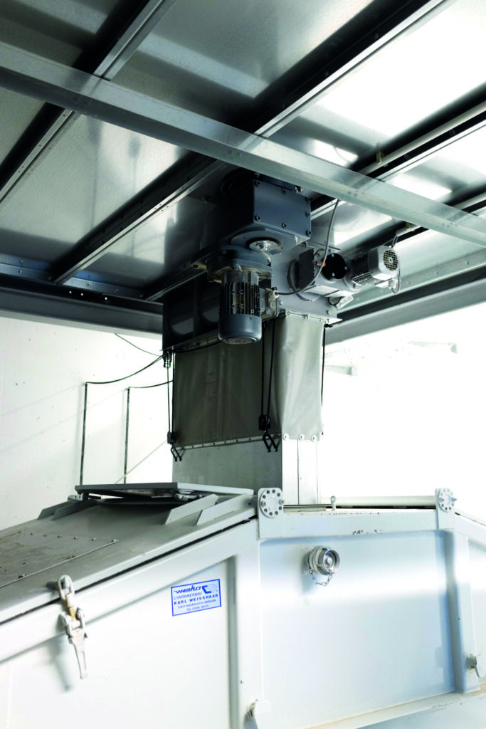 Saubere Luft für saubere Arbeit 4 Per Zellenradschleuse gelangen die Späne und Stäube in einen Container ins Erdgeschoss des Gebäudes.