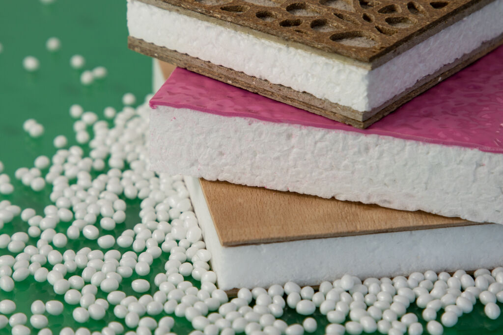 Fraunhofer WKI auf der Hannover Messe 1 von unten nach oben: XPLA-Schaum mit Buchenholzfurnier, EPLA-Schaum mit PLA-Folie kaschiert, XPLA-Schaum mit strohfasergefüllten PLA-Decklagen