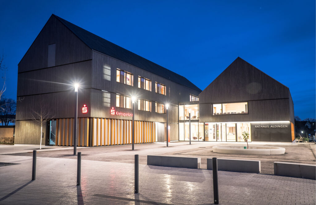 Holzbau im Klammergriff 1 Sichtbare Holzkompetenz in der Heimat: Das neue Rathaus der Gemeinde Aldingen, gebaut von der Zimmerei Haller.