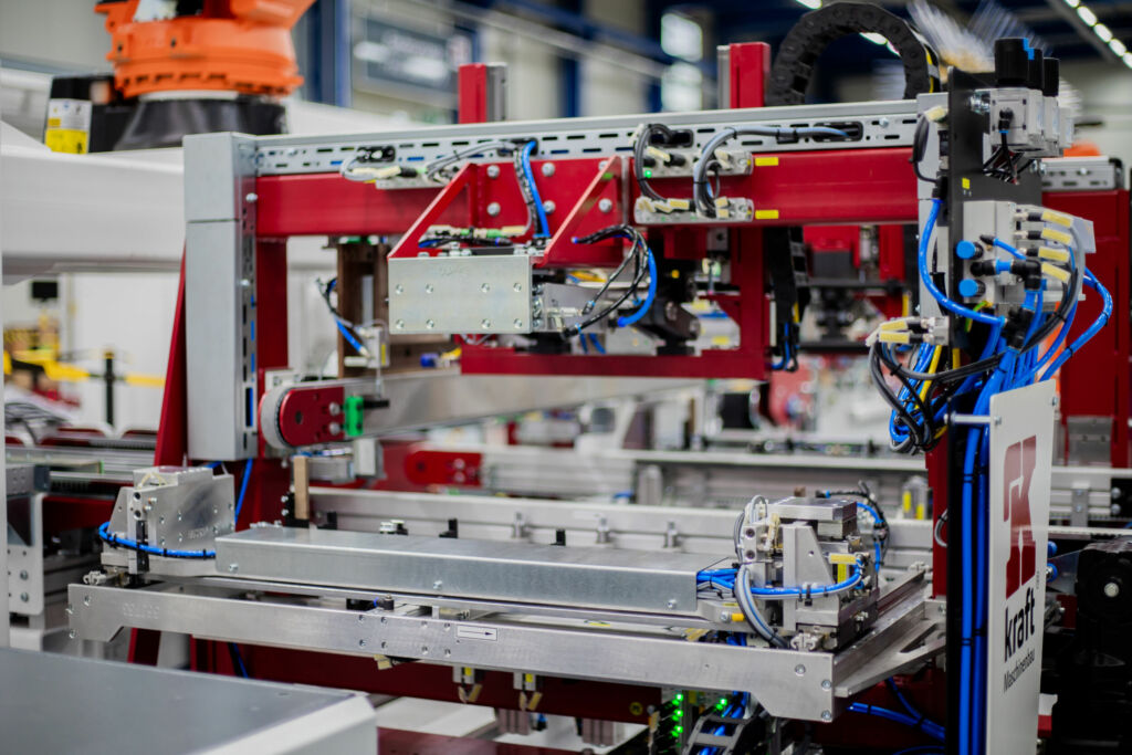 Automatisierte Schubkastenfertigung mit sieben Robotern 1 Die Schubkastenfertigungslinie kann über 100 verschiedene Artikel produzieren - von unterschiedlichen Schubkastenvarianten bis zu verschiedenen Tiefen und Breiten.