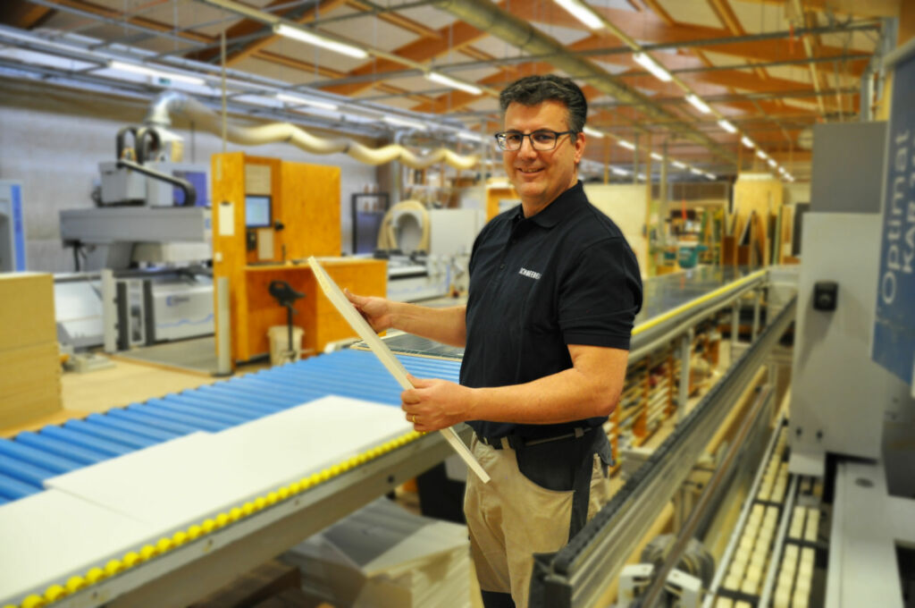 Von der Rolle zur Düse 1 "Wir brauchten einen Ersatz für ein Vorschmelzgerät. Bekommen haben wir eine neuere, bessere Technologie zu einem attraktiven Preis", sagt Urs Wyss.