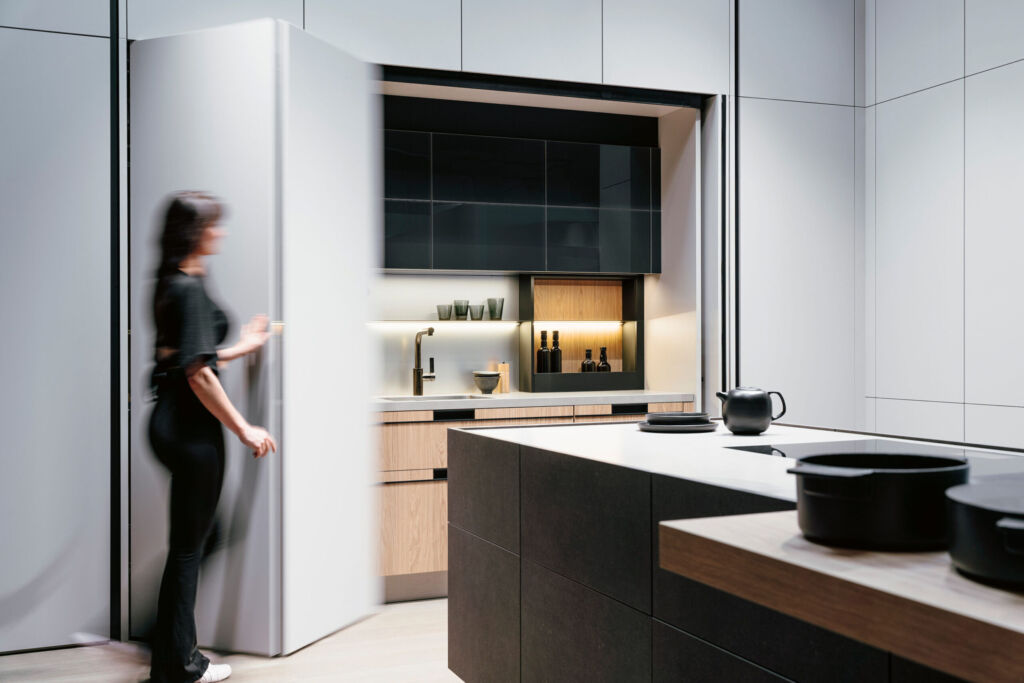 Ruhestifter und Verwandlungskünstler 1 Öffnen und schließen
erfolgt mit Hawa Folding Concepta III ohne Kraft über wenige Touchpoints.