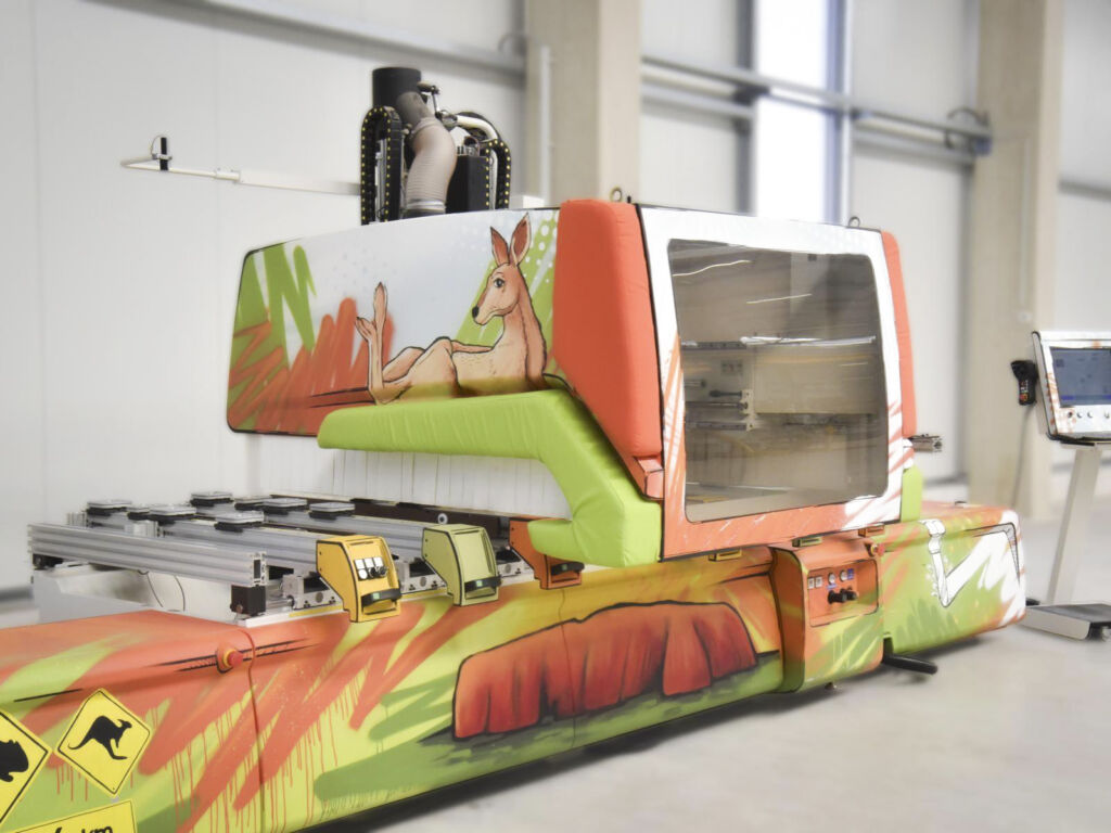 Technik trifft Street Art 1 Das einmalige CNC-Bearbeitungszetrum wird auf der Ligna versteigert.