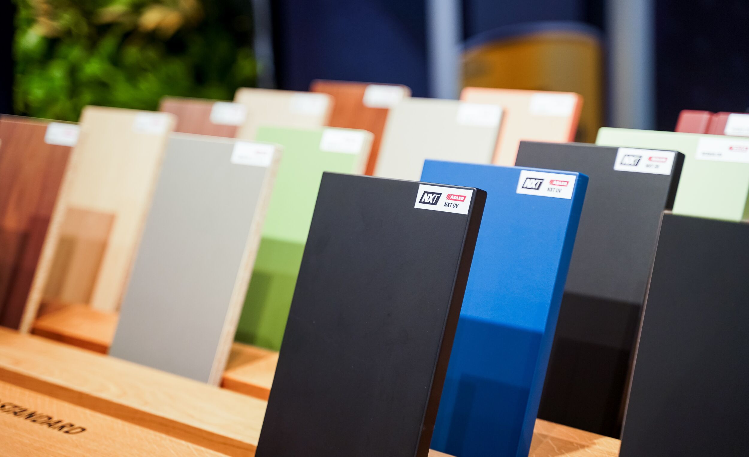 Zukunftsfähige Oberflächen
zum Anfassen Anhand von zahlreichen Musterflächen können die Besucher am Adler-Stand herausfinden, wie nahe die NXT-Technologie Excimer-behandelten Oberflächen kommt.