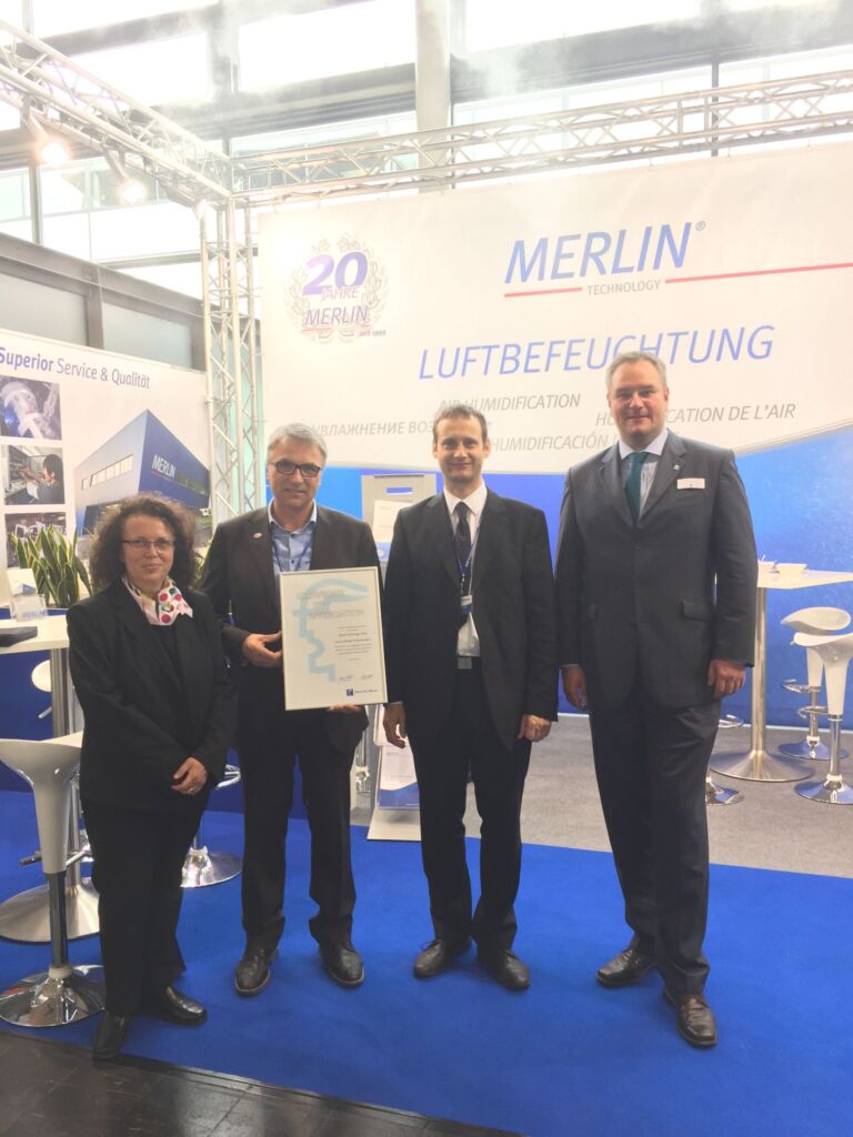 Feuchtemanagement und Luftqualität für Fertigung und Büro 1 Rückblick - Überreichung der Anerkennungsurkunde "10-jähriges Jubiläum" auf der LIGNA im Jahr 2005 durch die Deutsche Messe an Johann Reisinger, Gründer und CEO von Merlin Technology.