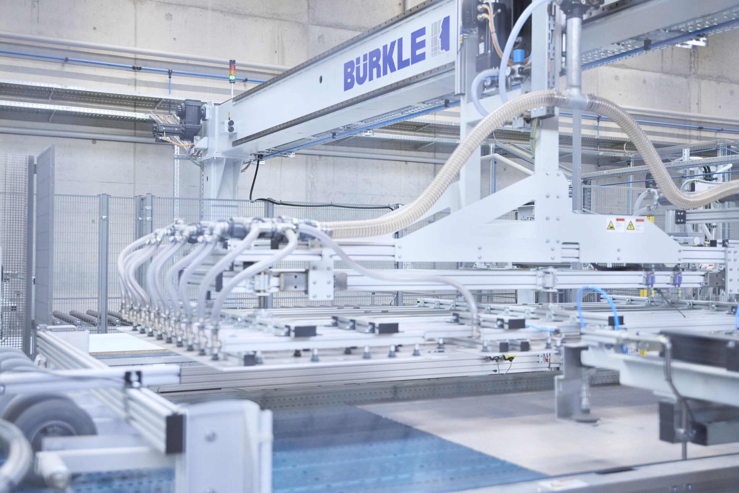 Smarte Beschichtungstechnik und vollelektrischer Walzenauftrag Neben den High-End-Anlagen stehen die Automatisierungslösungen bei Bürkle im Vordergrund.