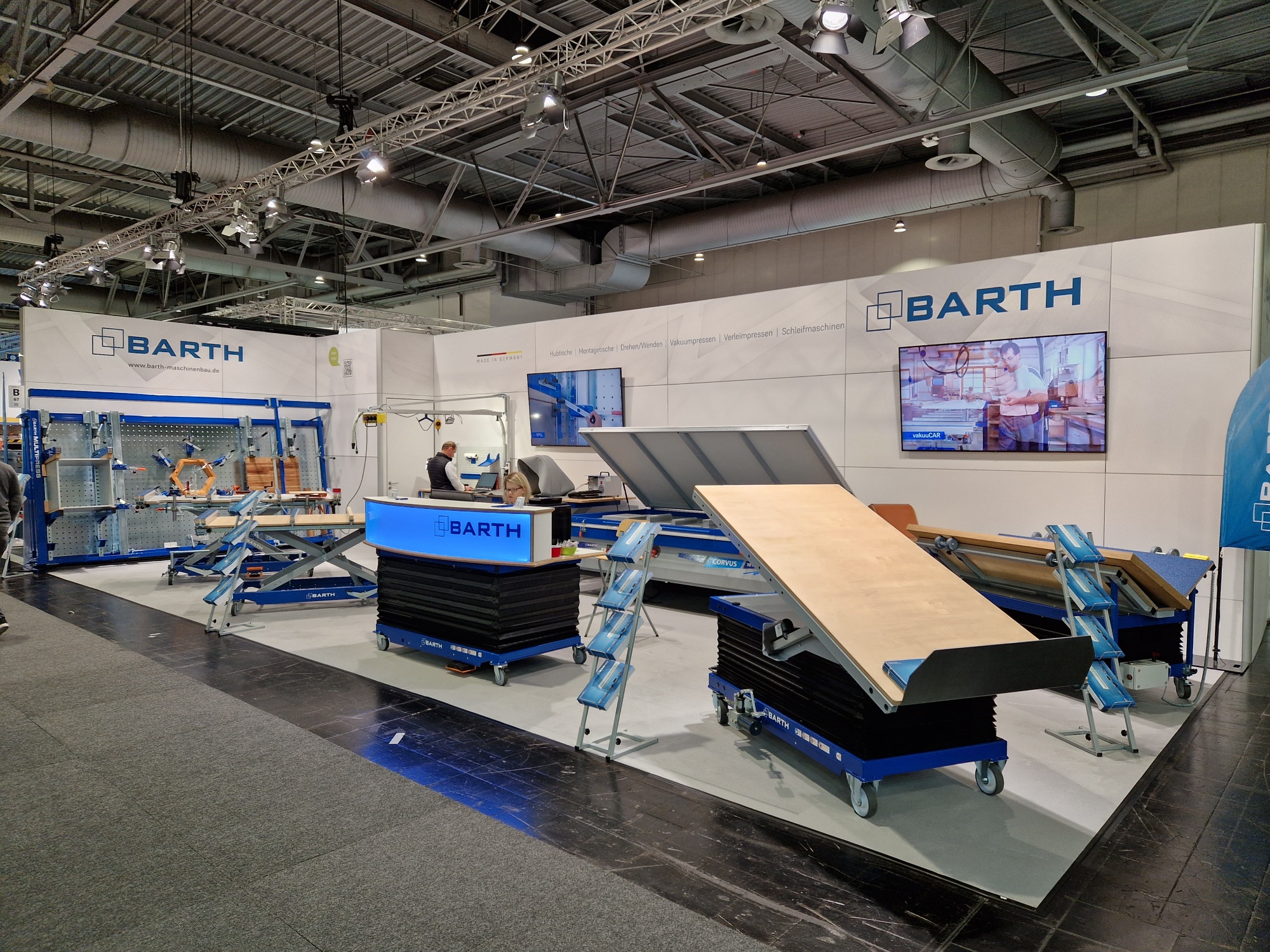 Barth präsentiert sein komplettes Sortiment und stellt die neue Hubtisch-Palette vor.