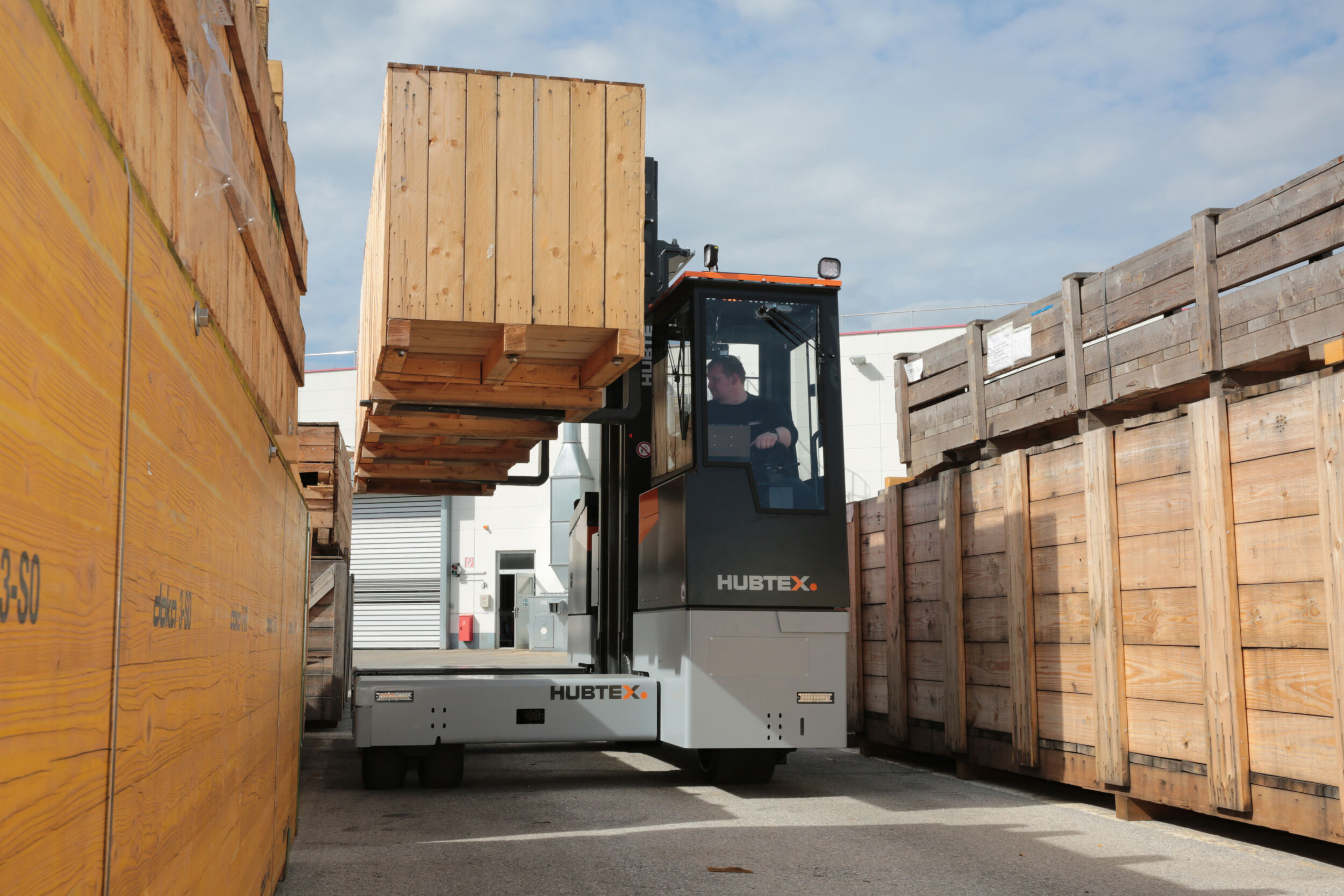 Zwei Elektrostapler für
branchenspezifische Anforderungen Der MSL 50 punktet mit seiner Seitenstaplerkabine und der guten Rundumsicht.