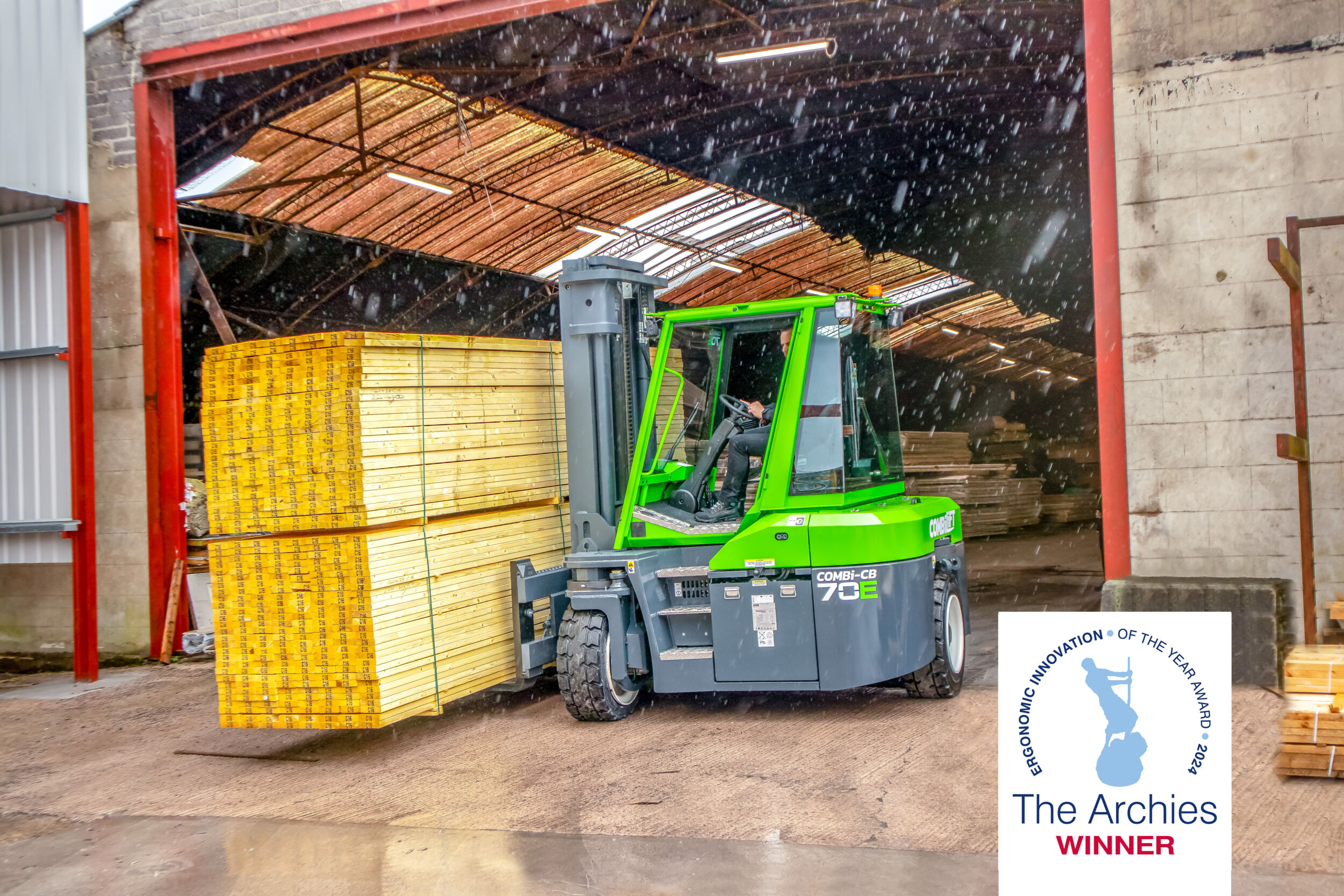 Effizientes Handling auf engstem Raum Der Gegengewichtsstapler CB70E wurde bereits mit dem Ergonomiepreis der UK Materials Handling Association ausgezeichnet.