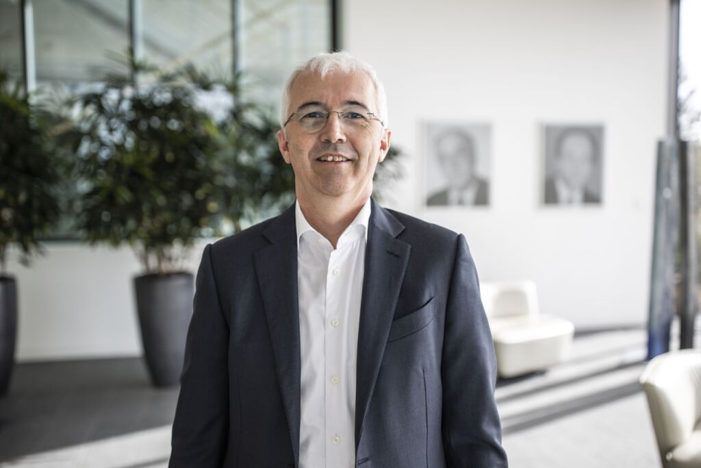 Homag mit Aufträgen und Umsatz auf Vorjahresniveau 1 "Wir verzeichneten einen leichten Aufwärtstrend bei den Bestellen für Einzelmaschinen", sagt Vorstandsvorsitzender Dr. Daniel Schmitt. Die Marktsituation bleibe jedoch anspruchsvoll, eine Erholung sei noch nicht erkennbar.