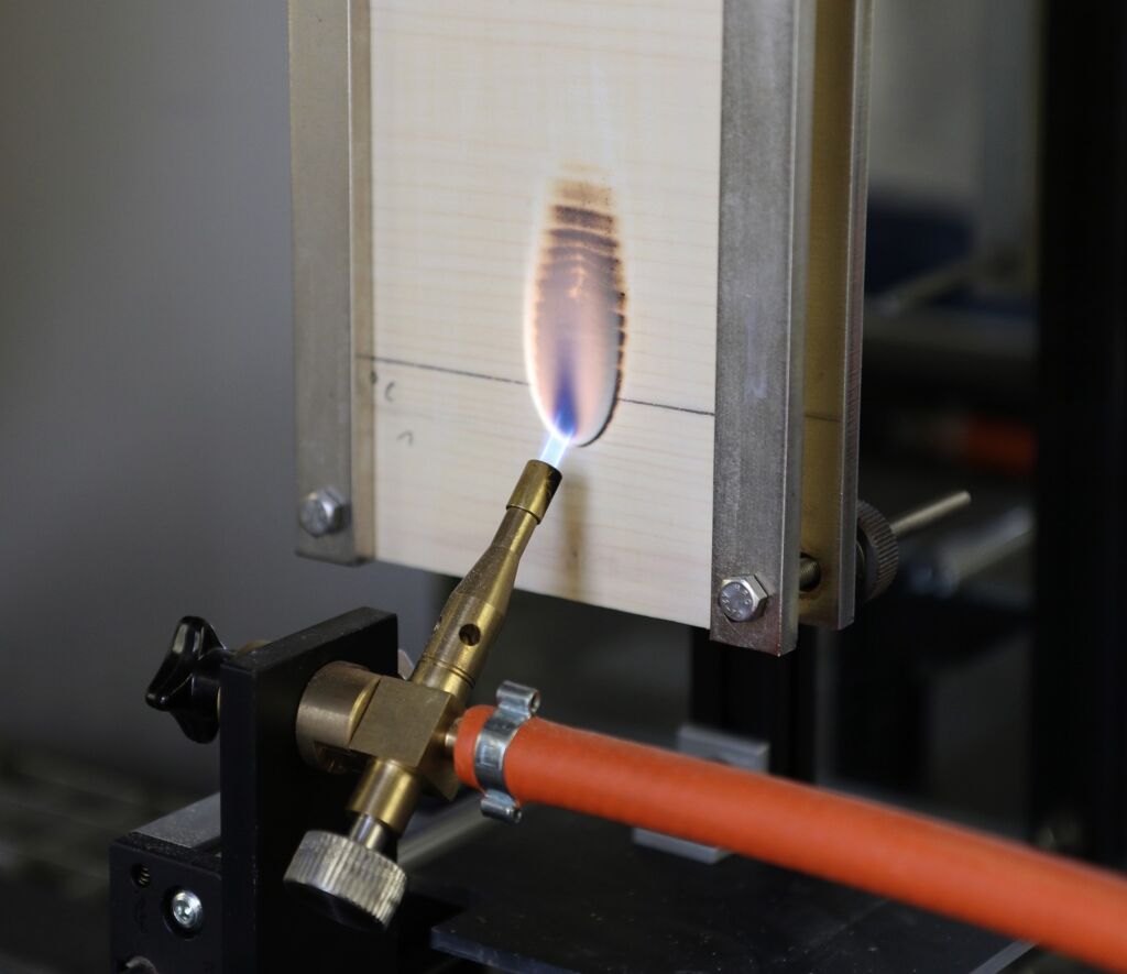 Biobasierte Flammschutzlösungen für Holz 1 InnFla Einzelflammentest EN ISO 119 20250513133943