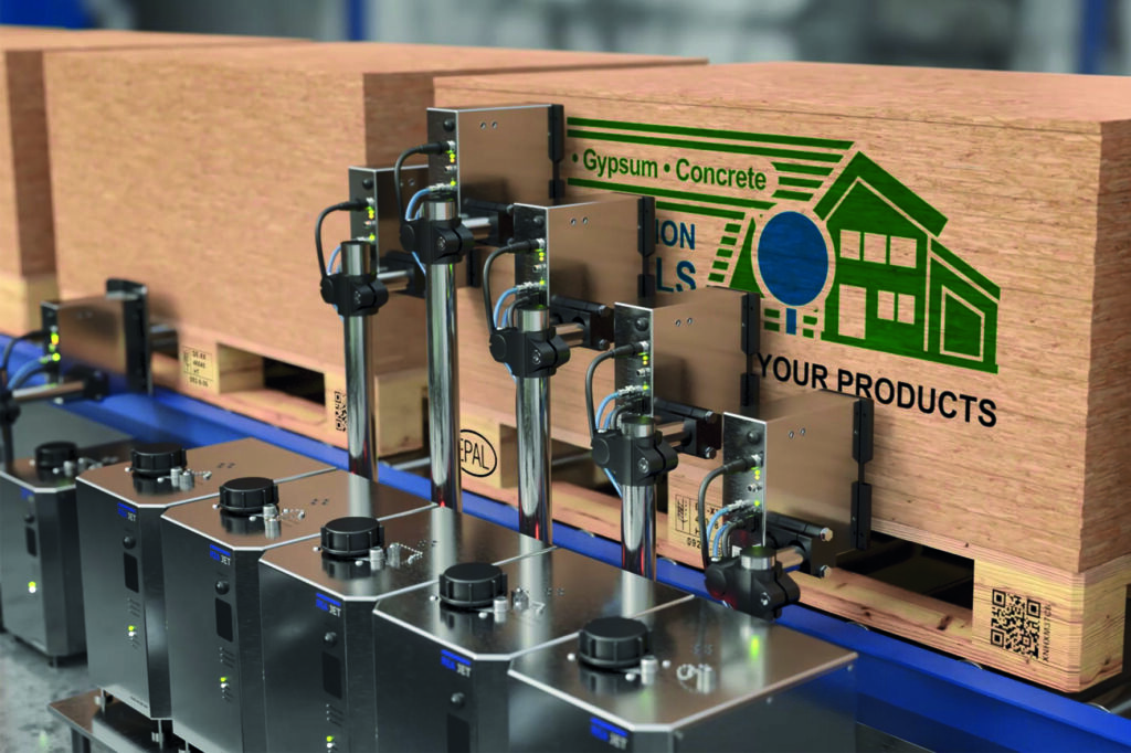 EPAL-zertifiziertes Kennzeichnungssystem für Holzpaletten 1 Der kaskadierte REA Jet Up Tintenstrahldrucker druckt hochauflösend großflächige Herstellerlogos auf gestapelte Hölzer.