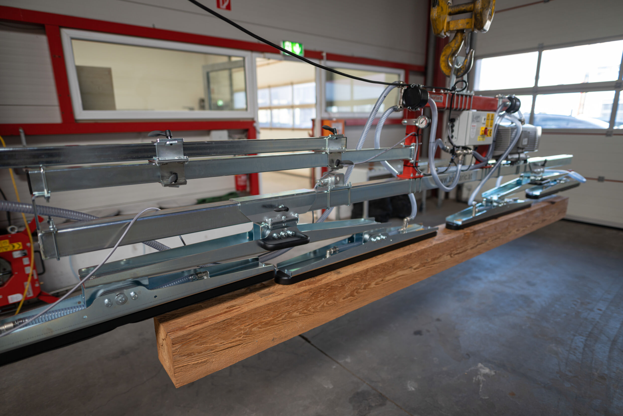 Intelligente Lösungen für Plattenhandling und Materialfluss