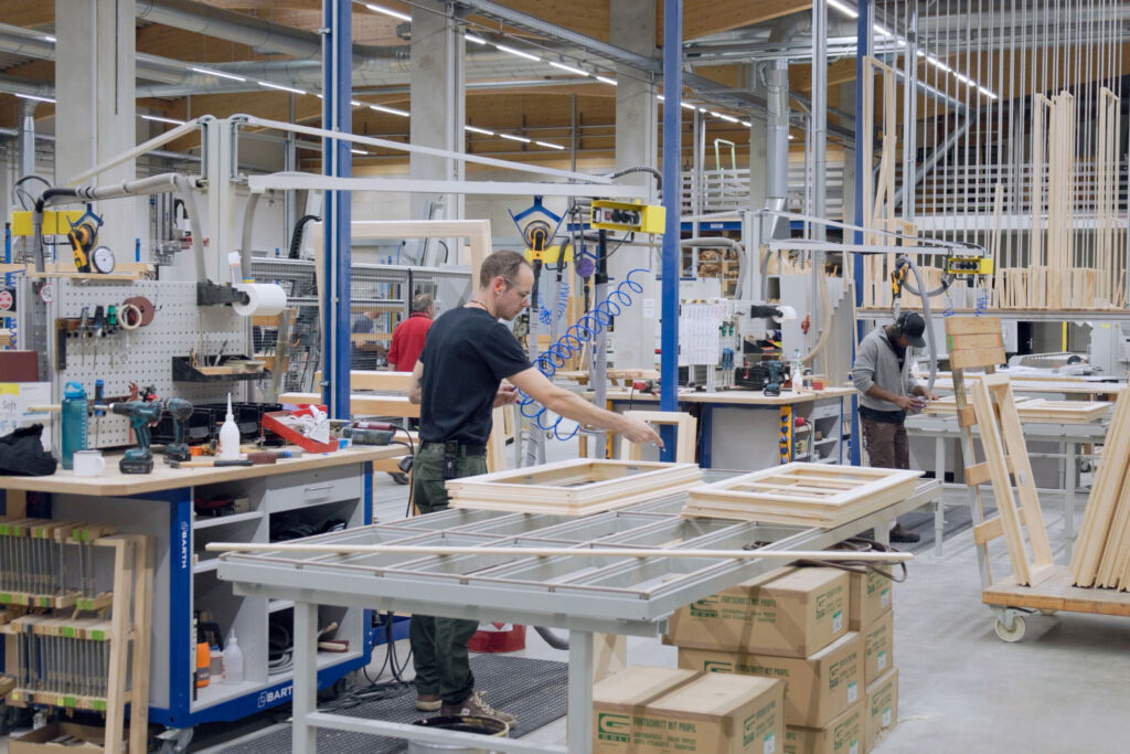 Ergonomie als Wachstumstreiber 2 OrgaCar optimiert Prozesse in der Holzfensterproduktion.
