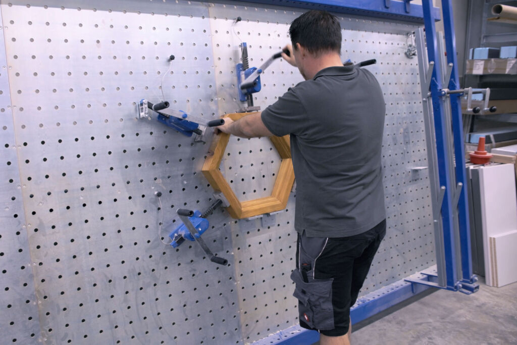 Ergonomie als Wachstumstreiber 3 "Wir haben nach einer Presse gesucht, mit der man flexibel bestimmte Formen pressen kann. Und da hat uns das Produkt von Barth am besten gefallen", sagt Florian Dandl.