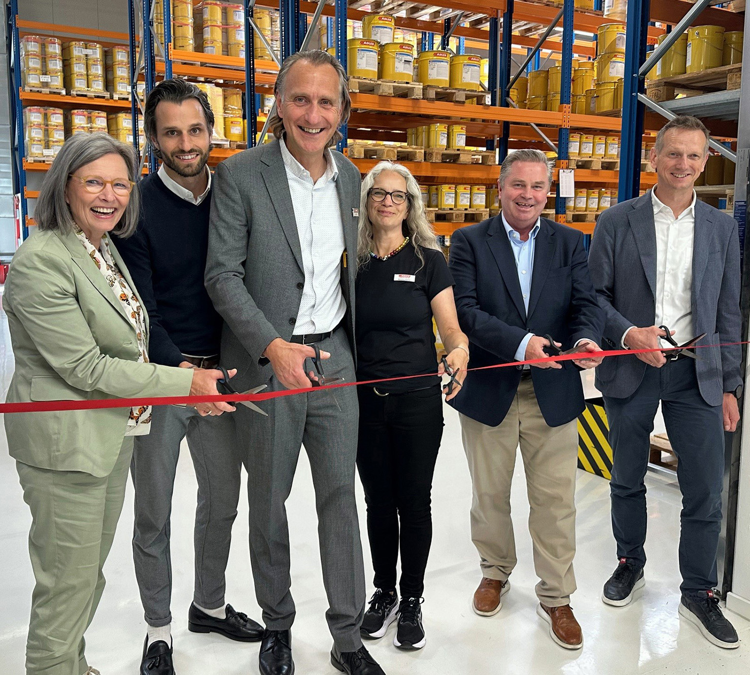 Andrea Berghofer (Geschäftsführerin ADLER), Jan Dieminger (Leiter dezentrale Logistik), Heico Cuwalsky (Verkaufsleiter Deutschland Nord), Sandra Joester (Stützpunktleiterin), Tim Kähler (Bürgermeister Herford), Bernd Pichler (Geschäftsleiter Vertrieb & Marketing).