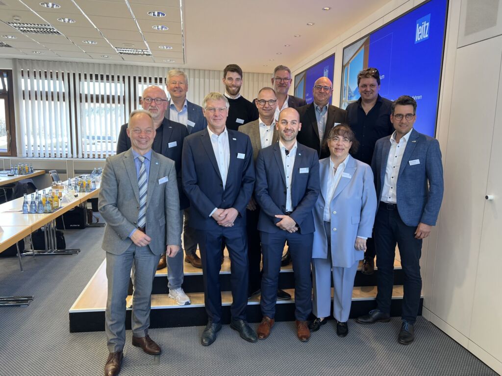 Holzfenster zur Zukunft 2 Vorträge zum Thema 'Mit dem Holzfenster in die Zukunft'
lockten im April 150 Teilnehmer zu Leitz nach Oberkochen.
Die Referenten stammten aus unterschiedlichen Bereichen.