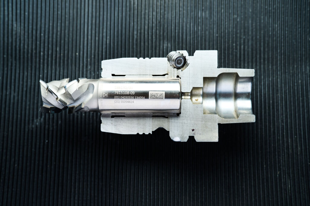 Schaftwerkzeuge richtig einspannen 1 Ideal: Die Oberkante des Spannmittels und der Rand des Schafts sind bündig.