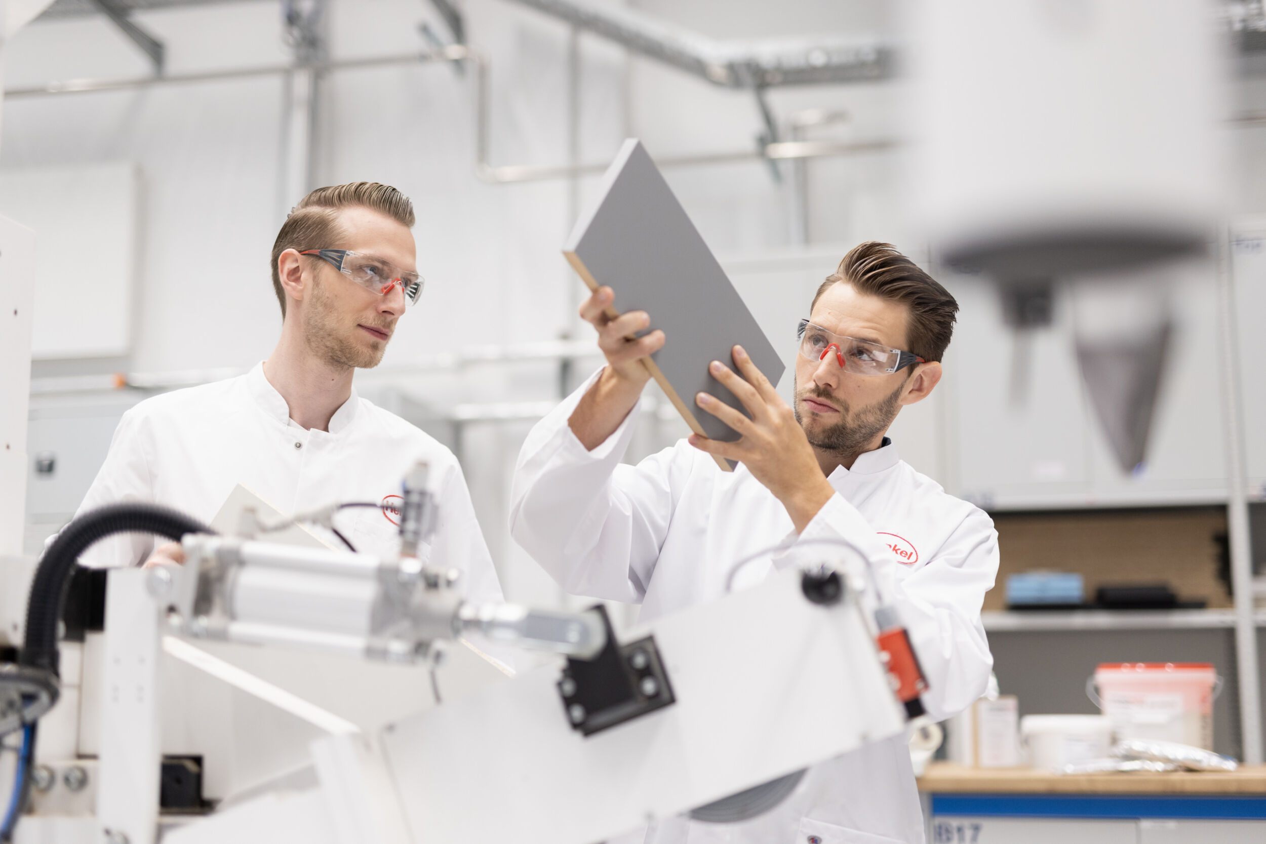 Die Edge Banding Application von Henkel im Einsatz: Die Abbildung zeigt die pr&auml;zise Klebstoffapplikation f&uuml;r die Kantenumleimung bei der M&ouml;belherstellung.