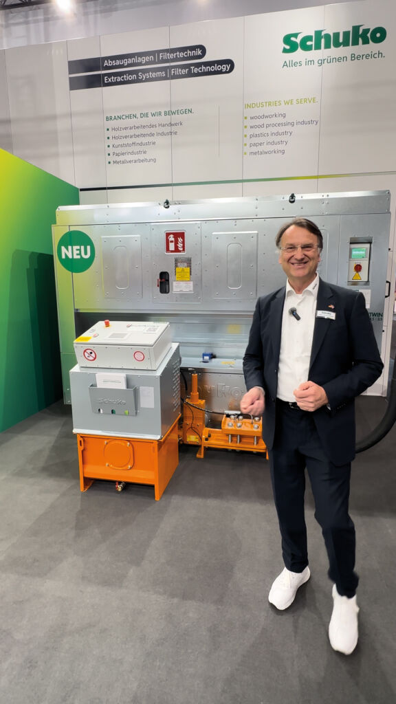 Zwei gegen Staub und Späne 1 Schuko-Geschäftsführer Heiko Schulte-Südhoff vor dem Vacomat 300 Twin auf der Ligna 2025.