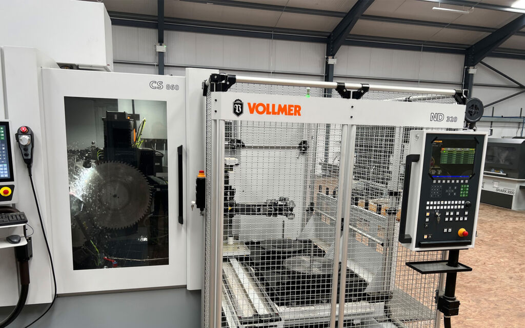 Scharf auf Zukunft 3 Die Schleifmaschine CS 860 betreibt ECC mit dem Handlingsystem ND 320, das der Maschine rund um die Uhr bis zu 25 Kreissägeblätter zuführen kann.