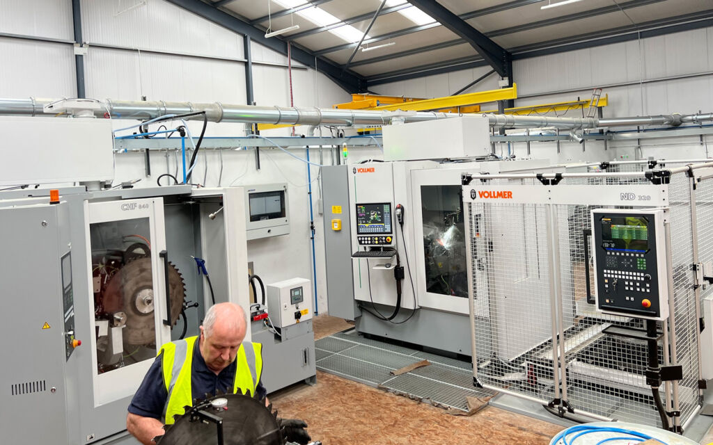 Scharf auf Zukunft 2 Mit den beiden Schleifmaschinen CHF 840 und CS 860 hat ECC das Nachschärfen seiner hartmetallbestückten Kreissägeblätter
automatisiert - mannlos und rund um die Uhr.