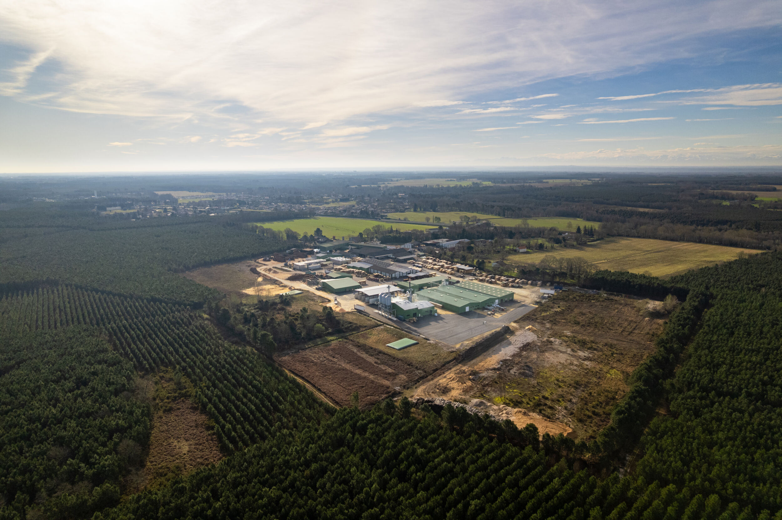 Lesbats Scieries d’Aquitaine erweiterte in seinem Sägewerk in Saint-Perdon seine Kapazitäten – und setzt dabei auf automatisierte Lager- und Fördertechnik von Vecoplan.