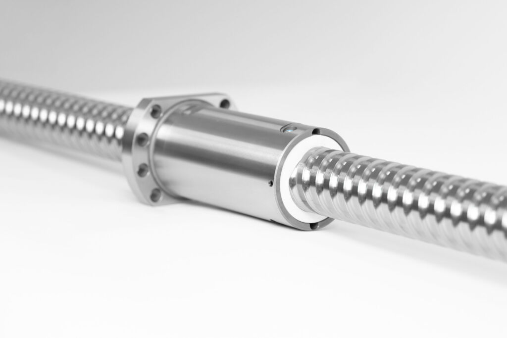 Glatter Lauf in staubiger Umgebung 1 Gewirbelter Kugelgewindetrieb mit Kunststoffabstreifer.