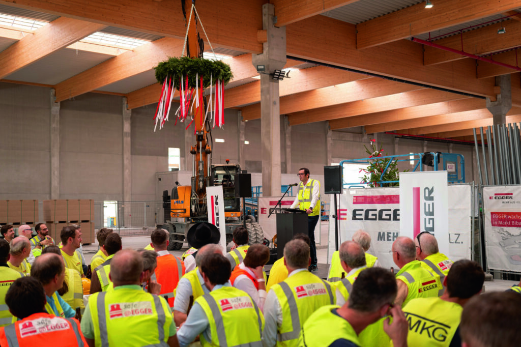 Fortschritte und Richtfest bei Egger-Werk 1 In einer der neuen Egger-Hallen in Markt Bibart trafen sich im August 400 Gäste zum Richtfest.