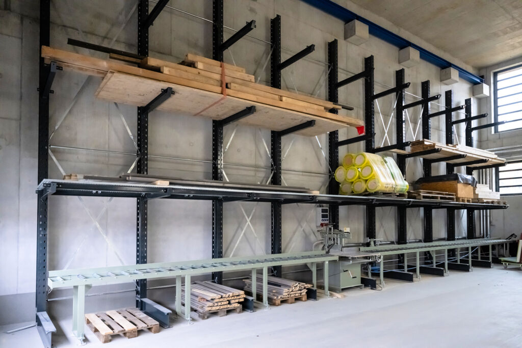 (Frei-)Raum für Produktivität 1 Das Regal wurde teils mit Gitterböden und Armbrücken ausgerüstet.