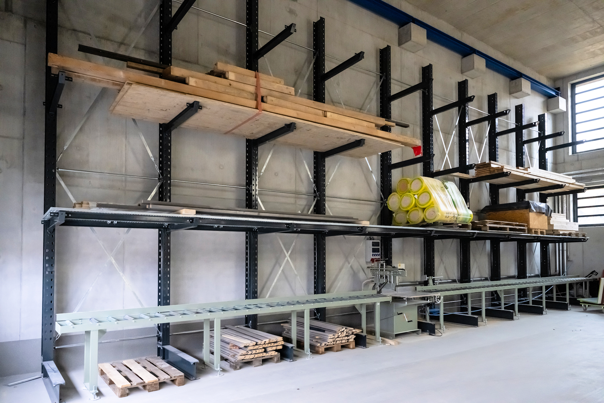 Das Regal wurde teils mit Gitterböden und Armbrücken ausgerüstet.