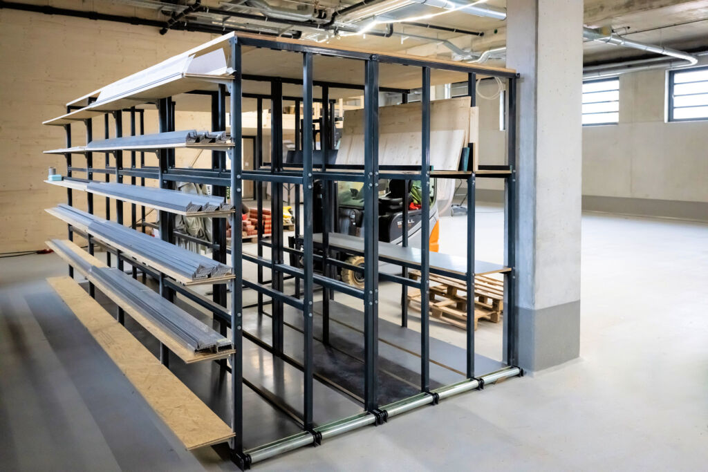 (Frei-)Raum für Produktivität 2 Durch die senkrechte Lagerung im Vertikalregal können die
Schreiner schnell auf einzelne Platten zugreifen.