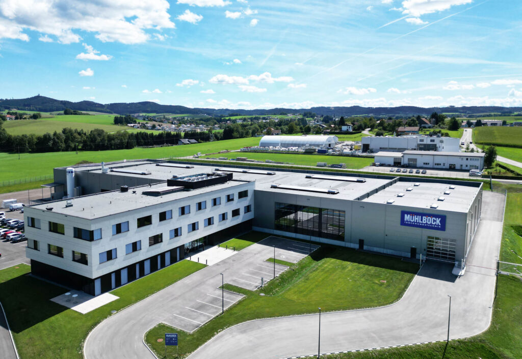 Mühlböck eröffnet Werk in Eberschwang 1 Die neuen Hallen, Flächen und Büros von Mühlböck in Eberschwang umfassen rund 6.500m².