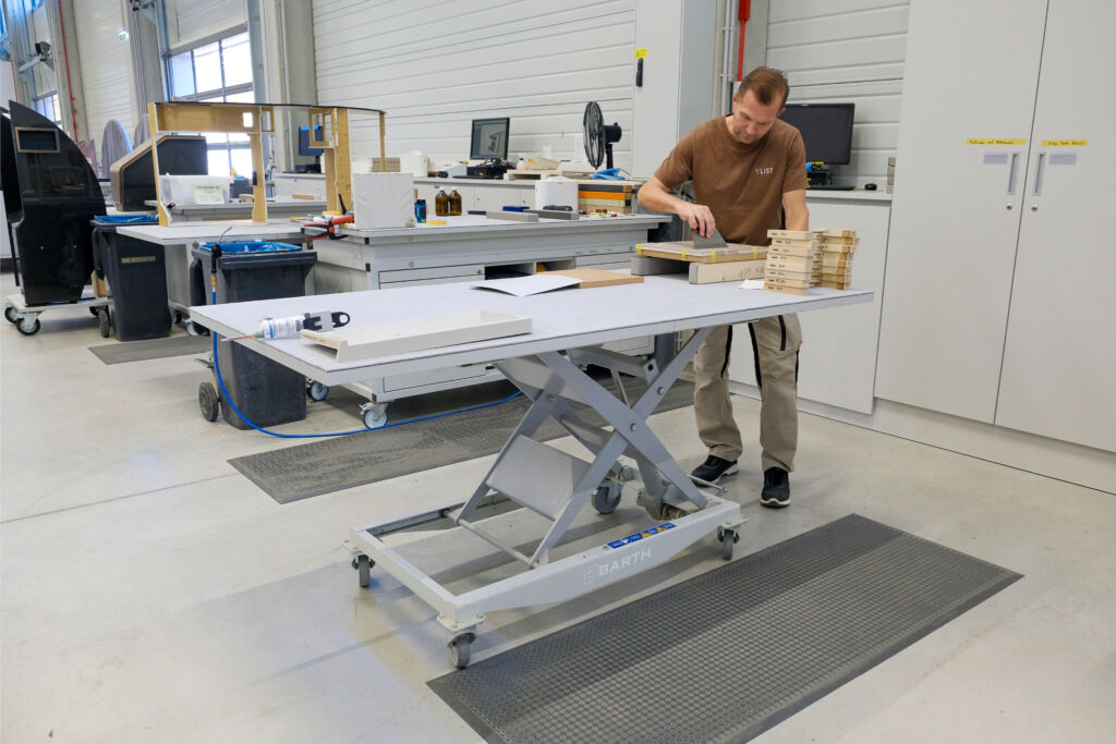 Mit Ergonomie über die Wolken 1 Die richtige Arbeitshöhe ist für die Gesundheit der Mitarbeiter
wichtig. Sie fördert auch die genaue Ausführung von Arbeitsschritten.