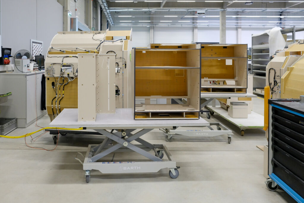 Mit Ergonomie über die Wolken 2 Die flexibel verstell- und verfahrbaren Hubtische fügen sich mit ihrer Sonderfarbe ins Werk ein.