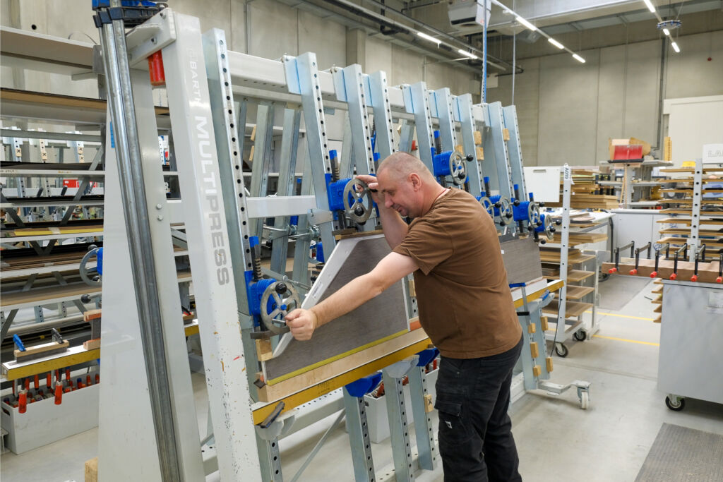 Mit Ergonomie über die Wolken 4 Neben vielen Hubtischen setzt F/List auch auf Multipressen von Barth.