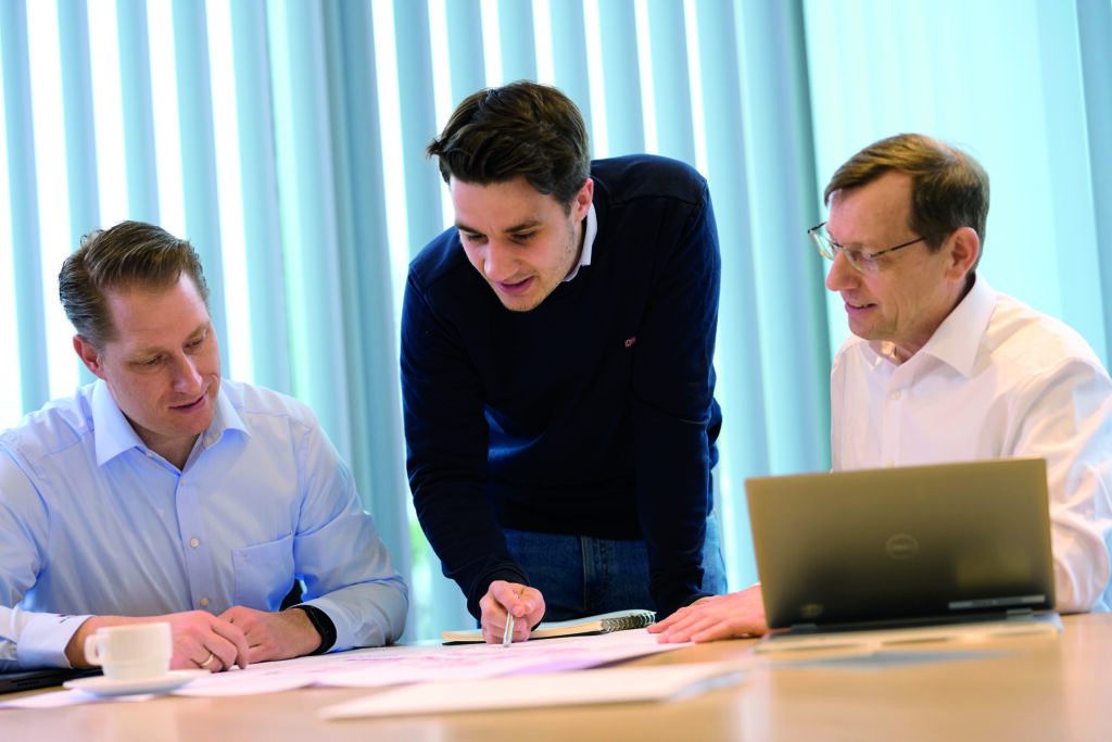 Wie viel Automatisierung braucht die Plattenindustrie? 1 Team Consulting bei IMA Schelling: Andreas Dahlmeier, Head of Consulting, Lukas Scheler, Consultant, und Georg Schlautmann, Senior Consultant.