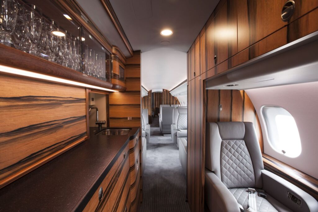 Mit Ergonomie über die Wolken 3 Innenausstattungen für einen Privatjet, gefertigt von F/List.