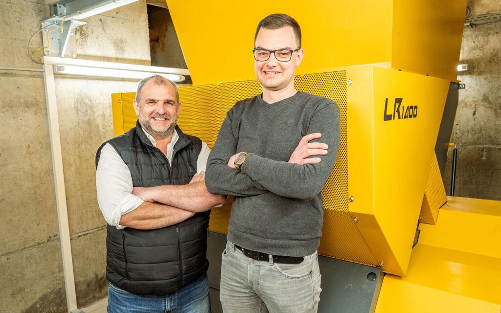 Untha liefert Anlage an Formteilhersteller 1 Markus Regelsberger (Untha) und Markus König (OWI) vor dem Untha LR1400