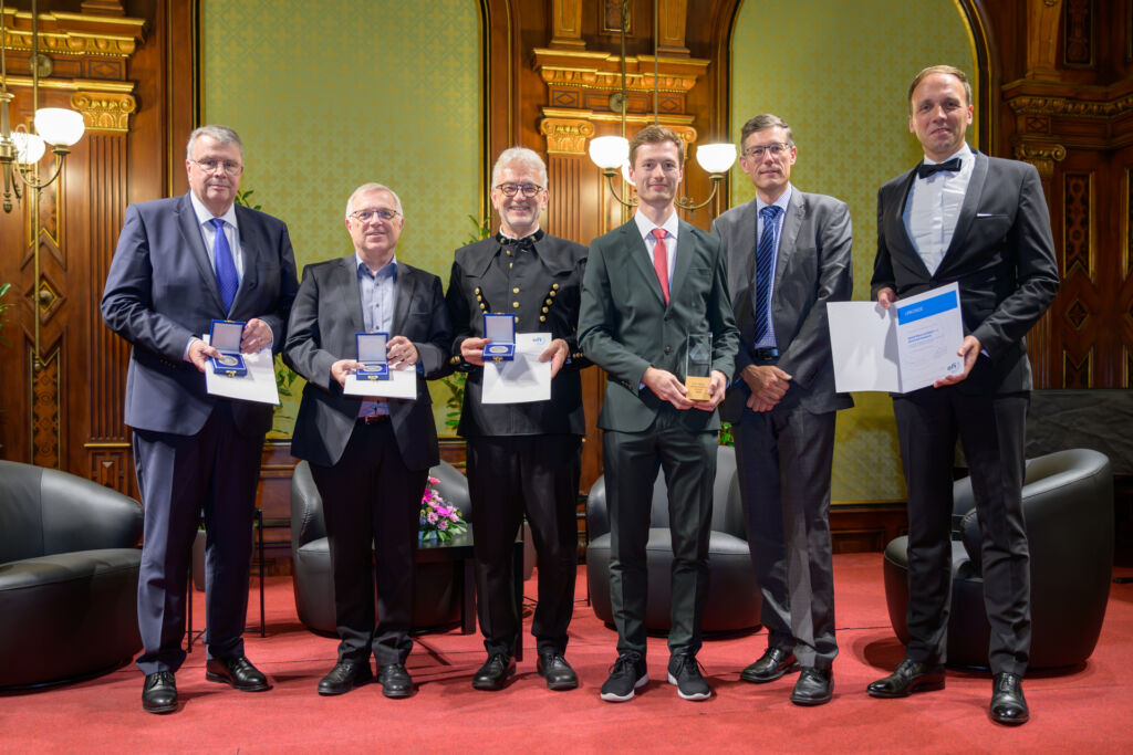 Adler gewinnt Nachhaltigkeitspreis für Forschungsprojekt 1 v.l.n.r.: Die Preisträger Prof. Dr. Strube, Dr. Rössler und Thomas Höfer mit den diesjährigen Gewinnern der H. F. Mark-Medaillen Prof. Dr. Clemens Holzer (Montanuniversität Leoben), Dr. Ralph Theuer (KremsChem Holding) und Dr. Dietmar Loidl (ehemaliger OFI Geschäftsführer).