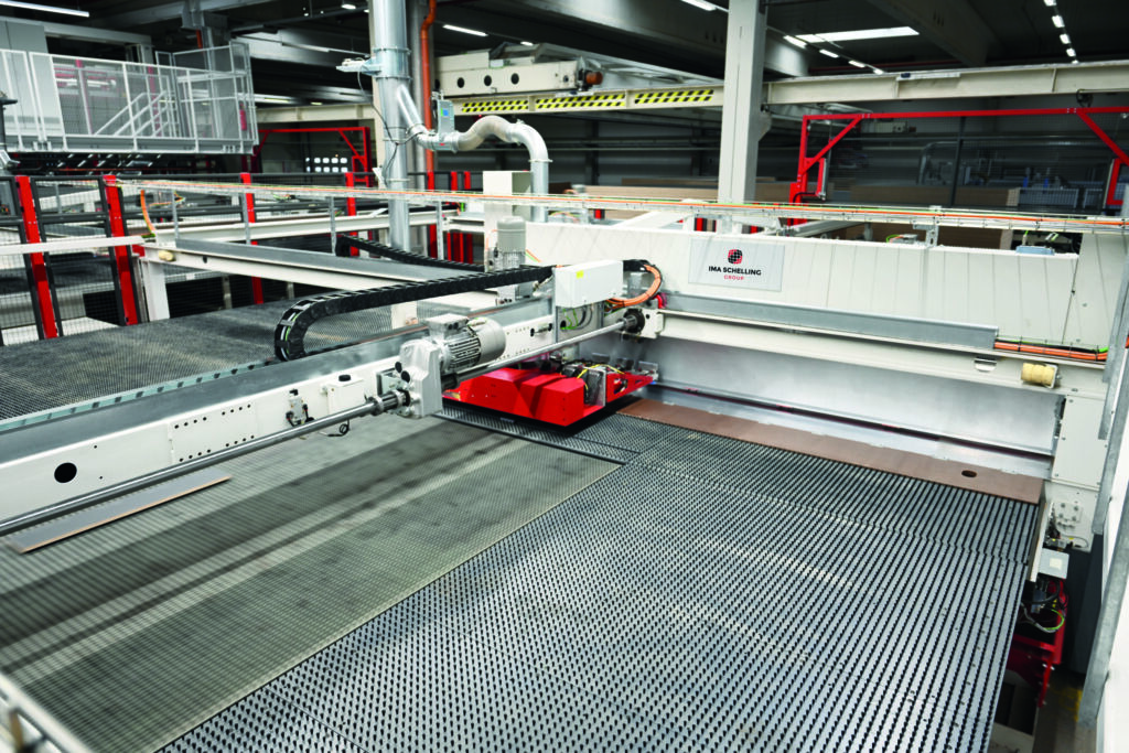 Effizient zum Kundenwunsch 2 Zwei LS 1-Sägen von IMA Schelling arbeiten mit niedrigen Wechselzeiten. Die Zuschnitte bewegen sich auf Bürstentischen im geschlossenen Umlauf.