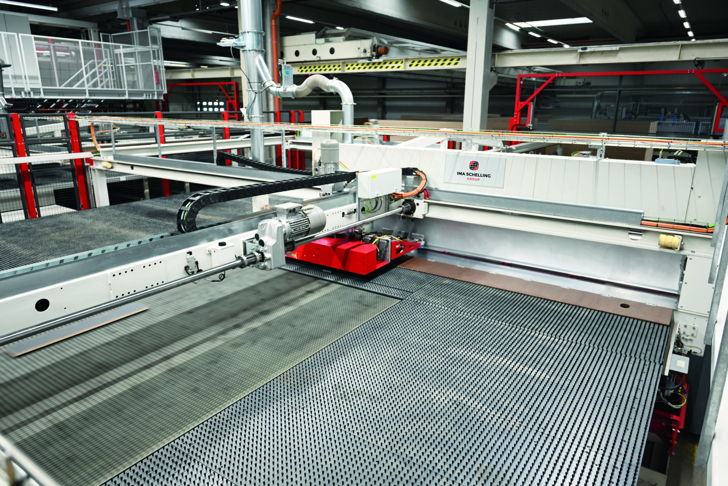 Zwei LS 1-Sägen von IMA Schelling arbeiten mit niedrigen Wechselzeiten. Die Zuschnitte bewegen sich auf Bürstentischen im geschlossenen Umlauf.