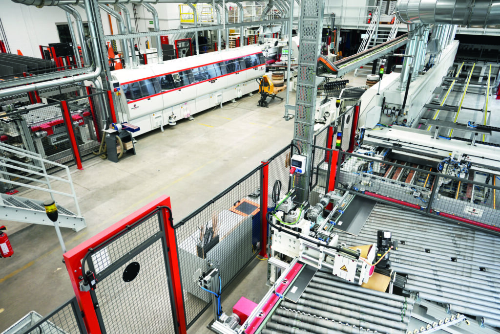 Effizient zum Kundenwunsch 3 Die Combima-Kantenbearbeitungsmaschine hat IMA Schelling auf niedrige Taktzeiten und flexible Formate ausgelegt.