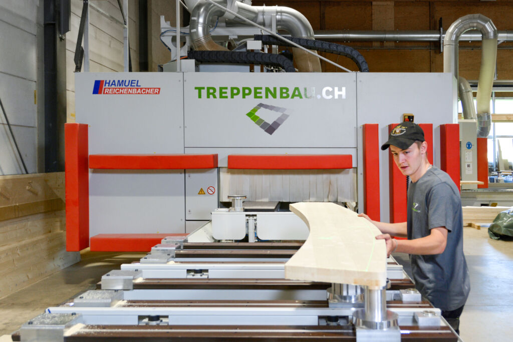 Innovationsgeist als Erfolgsfaktor 3 Technisch besonders: die LED-Positionierung. Der Maschinenbediener verschiebt das Werkstück manuell per LED.